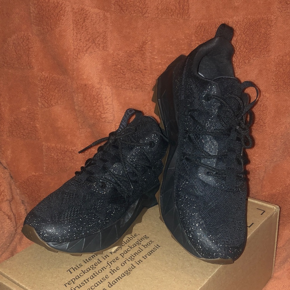 New Balance Black with White Speckle Athletic Sneaker new in box